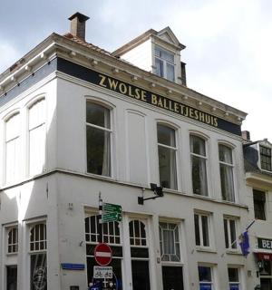 一座白色建筑，顶部有一块招牌