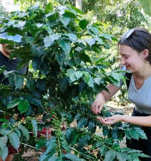 žena stojící před rostlinou