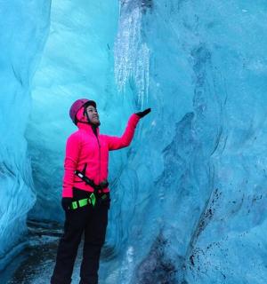 一名男子站在冰洞前