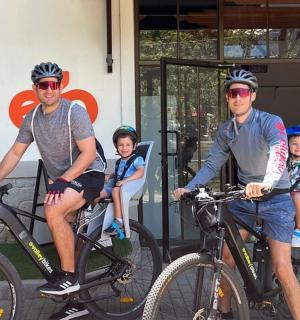 一群人坐在自行车上