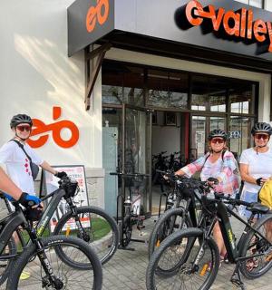 一群人骑着自行车停在一栋建筑外