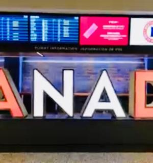 ein Schild mit dem Wort „Marsch“ auf einem Display