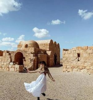 žena v bílých šatech stojící před budovou