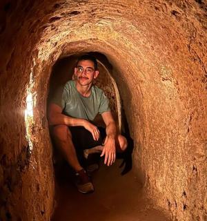 一名男子坐在洞穴隧道里