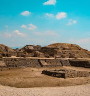 一座古老的圆形剧场，背景是群山