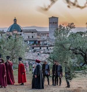 一群人站在城堡前