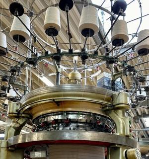 suur masin, mille laes on hunnik tulesid