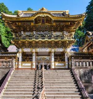 建筑物前有楼梯的建筑物