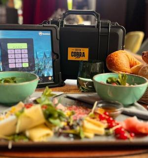 una taula amb un plat de menjar i una tauleta