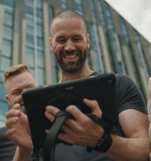 Ein Mann macht ein Foto von einer Gruppe von Menschen