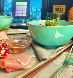 ein Tisch mit einer Schüssel und einem Teller mit Essen