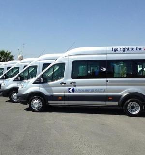 停车场里停着一排货车