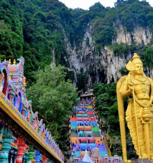 山前的一座大型金色雕像