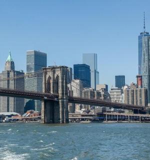 eine Brücke über das Wasser vor einer Stadt