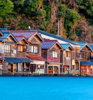 水域旁边的一排房屋