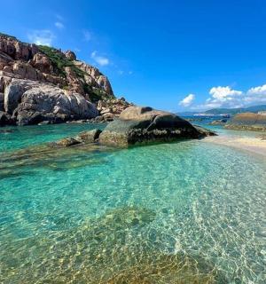 海水清澈、海岸多岩石的海滩