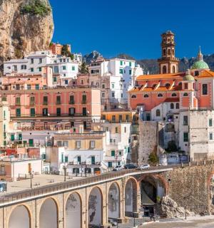 skupina budov na hoře s mostem