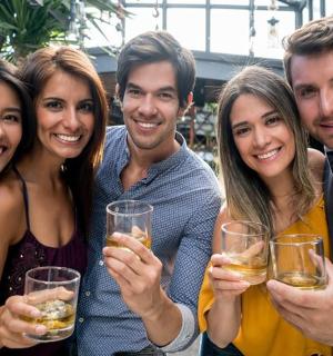 一群人拿着酒杯摆姿势拍照