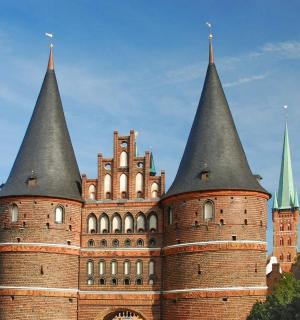 一座顶部有塔楼和尖顶的城堡