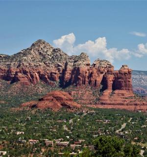 pohled na kaňon s červenými skalami