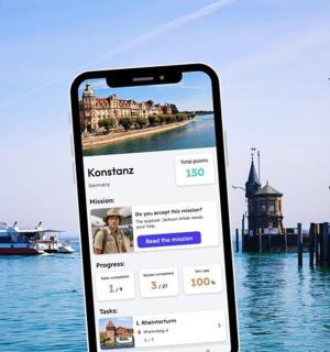 一部手机放在水边