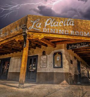 一栋建筑，上面有一块写着“la plaza dining room”的招牌