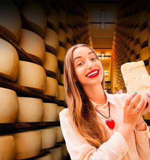 一名妇女在地窖里拿着一块奶酪