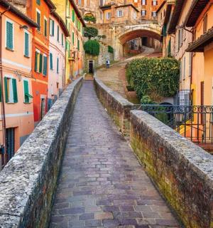 一条老城区的小巷，周围都是建筑