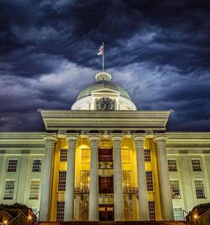 budova s hodinovou věží na vrcholu