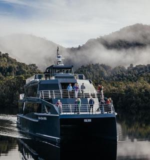 velká loď na řece s lidmi na ní
