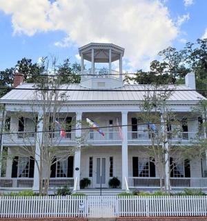 bílý dům s vodárenskou věží na vrcholu