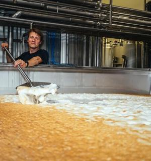 一名男子在厨房里拿着拖把,房间里满是水