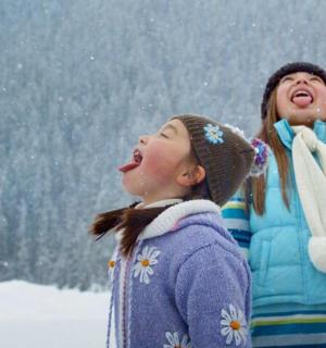 两个小女孩站在雪地里