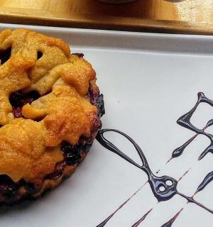 盘子上放着一块带有迪士尼标志的馅饼