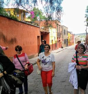 一群妇女在街上行走