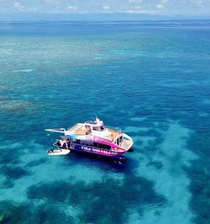 loď uprostřed vody