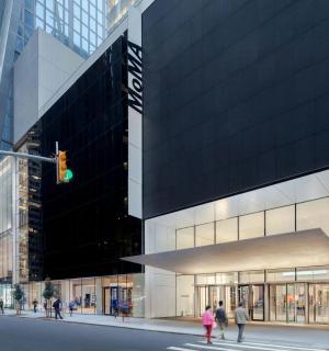 budova na městské ulici se zeleným semaforem