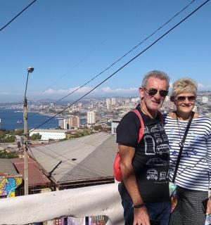 un home i una dona drets a dalt d'un edifici