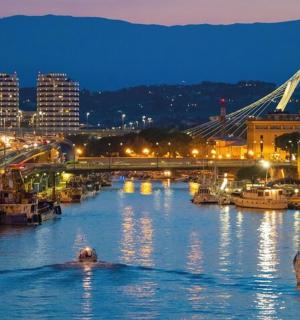 夜晚的城市里有船的河流