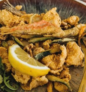 一盘放有柠檬的食物