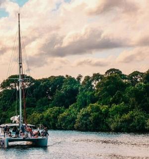 水中载有乘客的船