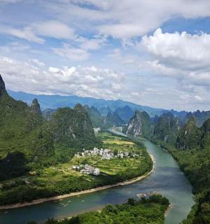 Letecký pohled na řeku v horském údolí