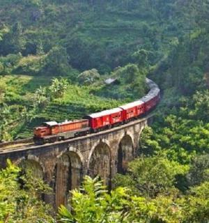 山间桥梁上的火车