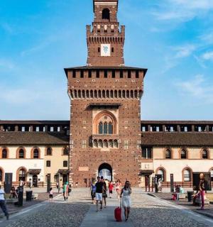 一座带有钟楼的大型砖砌建筑