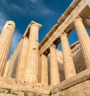 chrám se sloupy před modrou oblohou