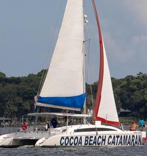 bílá loď s plachtou na vodě