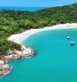 海滩鸟瞰图，水中停泊着船只