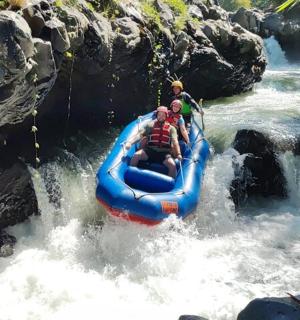 两个人在河里的木筏上