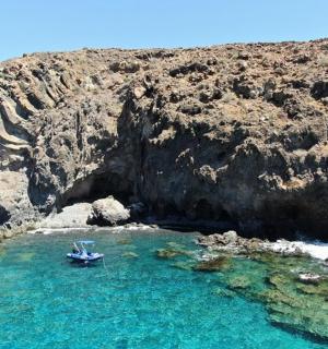 悬崖边水域中的船