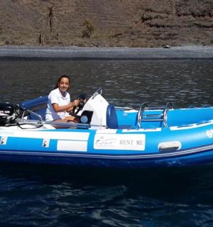 一名男子在水上的蓝色小船上